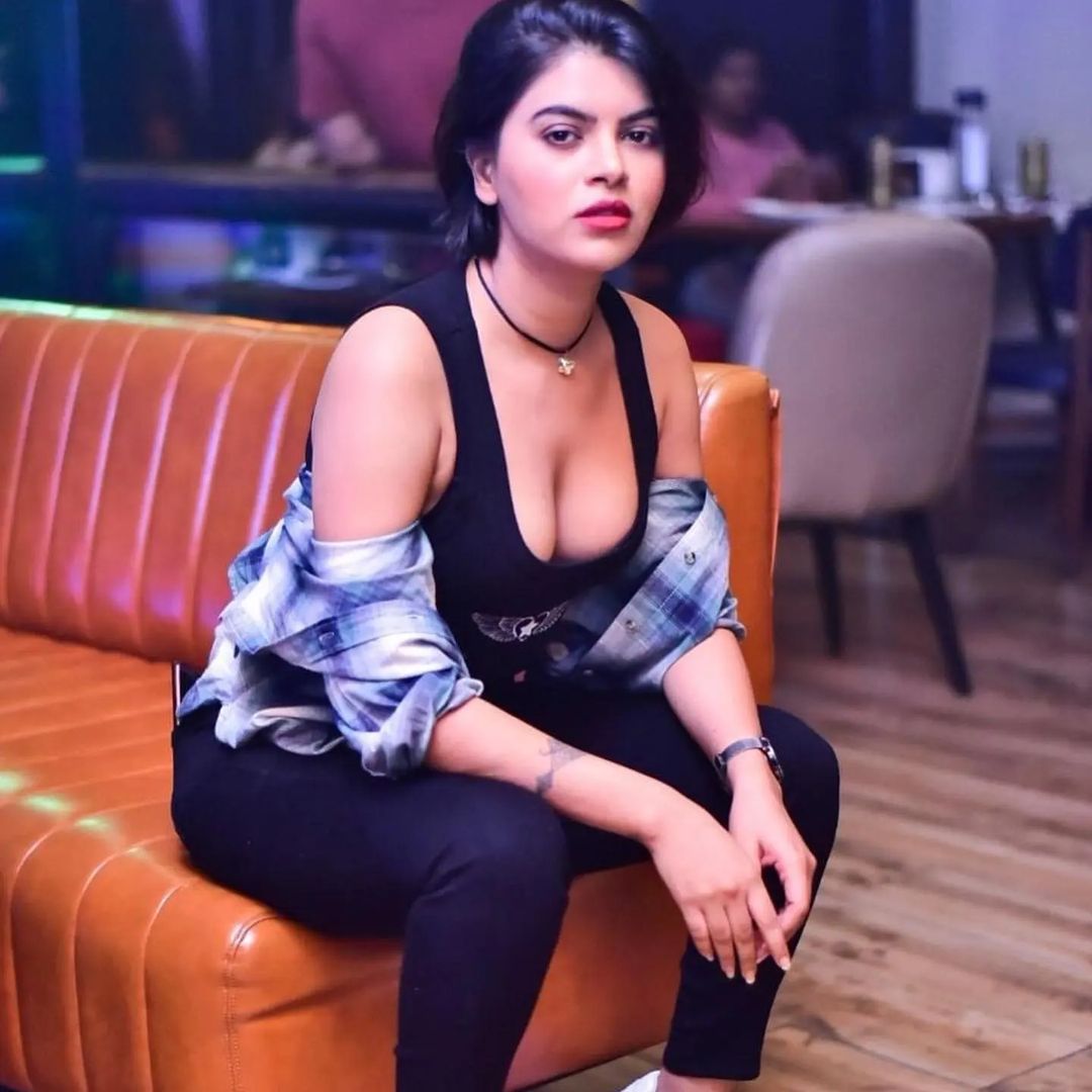 Sexy girls enjoying in mumbai weekend pub party