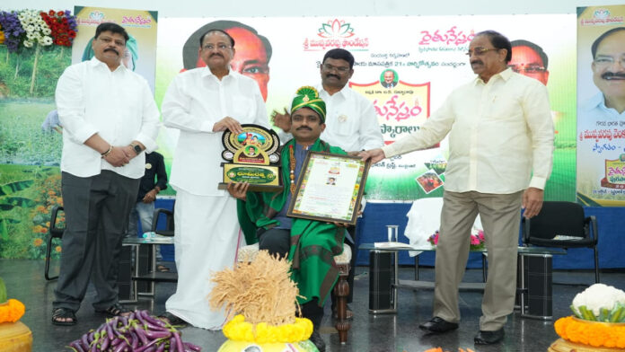 Bhumi Sunil receives Bhumi Ratna award Bhumi Sunil receives