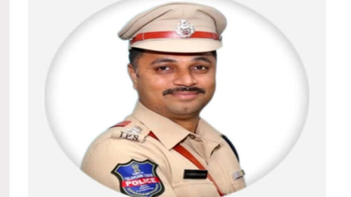 DCP attacked with knife while trying to stop mobile thieves DCP attacked with knife while trying to stop mobile thieves