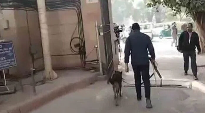 ఢిల్లీలో బాంబు బెదిరింపుల కలకలం.. పోలీసులు అలర్ట్ Bomb threats in Delhi, police on alert