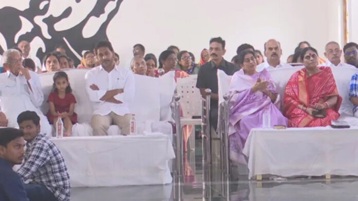 Christmas buzz.. Jagan family offers special prayers at Pulivendula Church