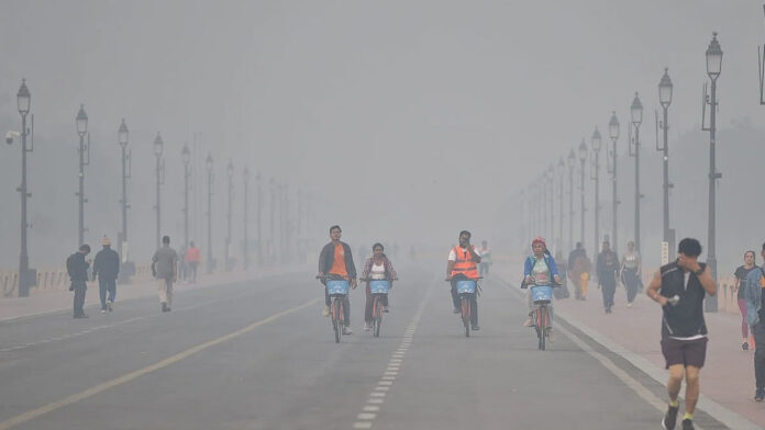 India Gate under the cover of smog pollution.. The atmosphere in Delhi is causing concern