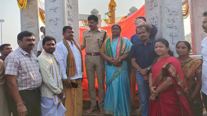 Pagiddidharaja and Govindaraja, seated on thrones in Medaram